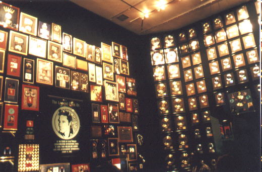 Graceland - Nur ein kleiner teil der goldenen Schallplatten Elvis Presley's